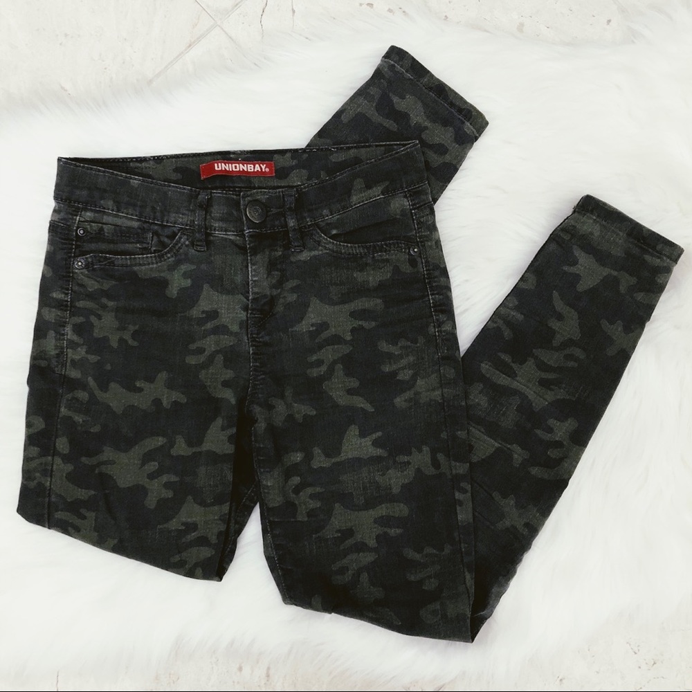 Woman’s Unionbay Size 3 Camo Pattern Skinny Jeans